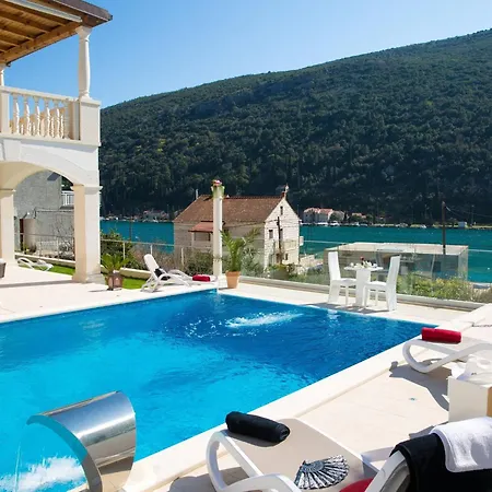 Arion - Four Bedroom With Terrace And Swimming Pool