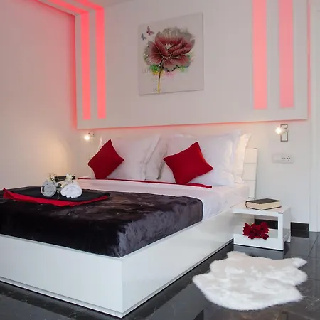 Arion - Four Bedroom With Terrace And Swimming Pool Mokosica