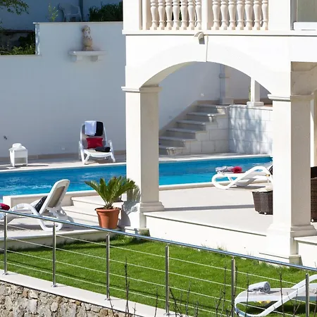 Arion - Four Bedroom With Terrace And Swimming Pool Mokosica